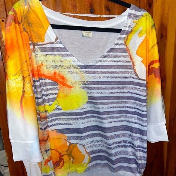 Tops - 3/4 sleeve flowy lightweight v neck blouse